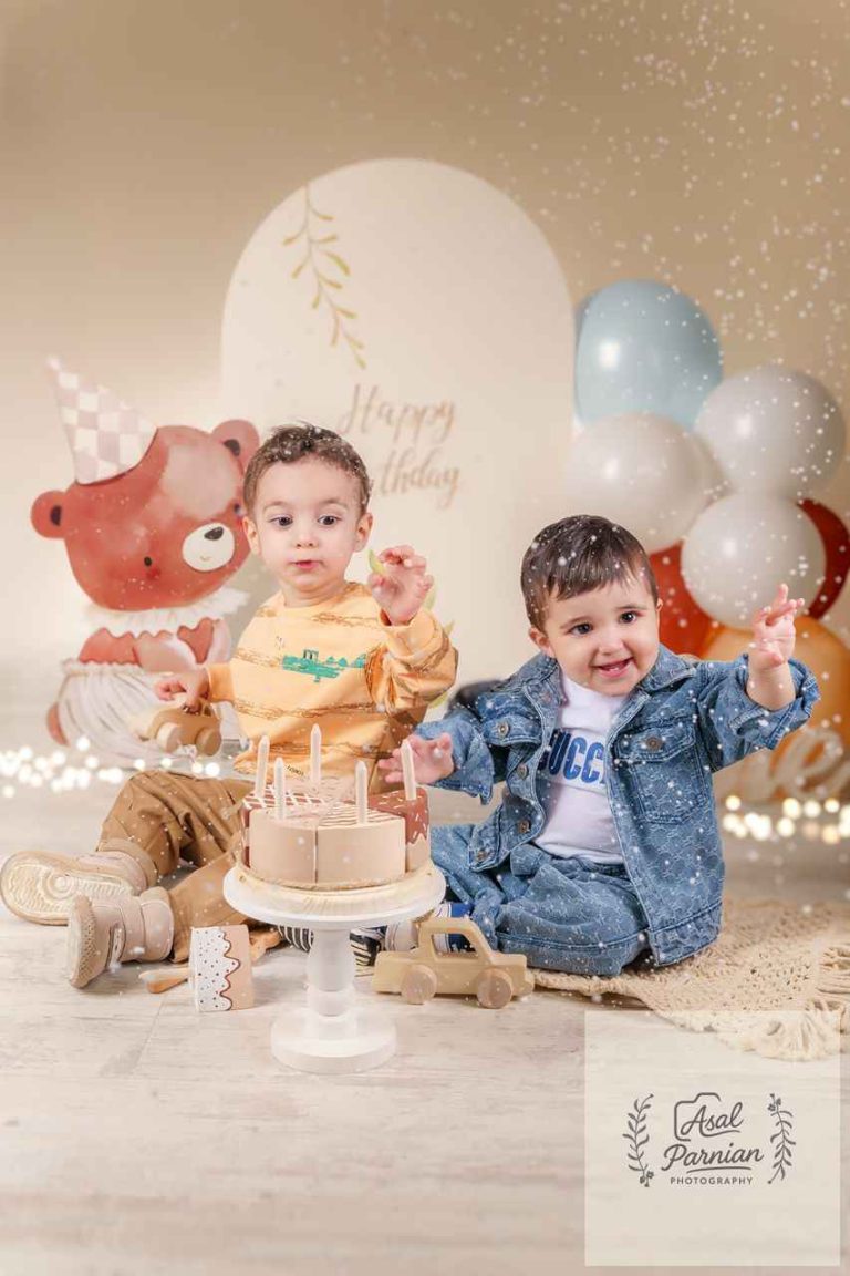 عکاسی تولد در آتلیه عسل پرنیان – نورپردازی حرفه‌ای و دکور جذاب