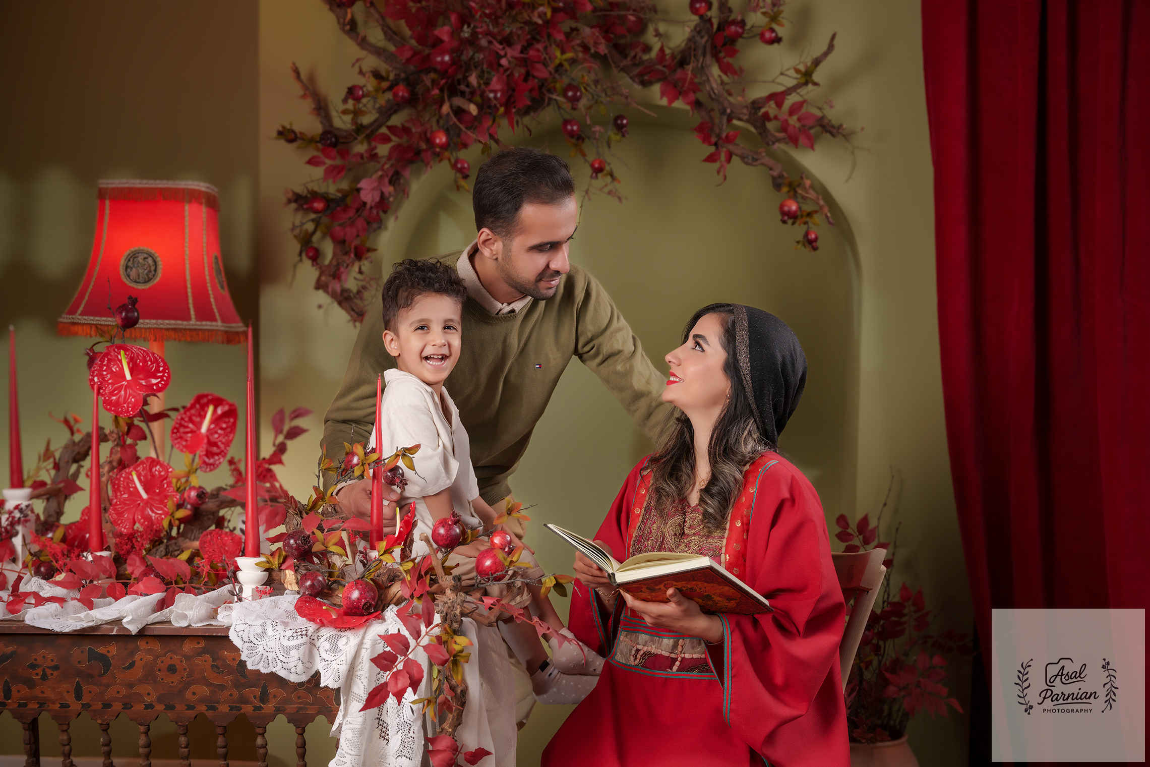 بهترین آتلیه کودک در اصفهان | عسل پرنیان 15 Yalda celebration in Asal Parnian Photography Studio with 1404 Yalda-themed decoration, capturing unforgettable moments with creative lighting and professional setups. مراسم یلدا در آتلیه عسل پرنیان با دکور یلدای 1404، ثبت لحظات بینظیر با نورپردازی خلاقانه و تنظیمات حرفهای.